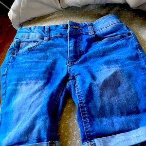 Hi my name is Emma this is a kids size it is 8